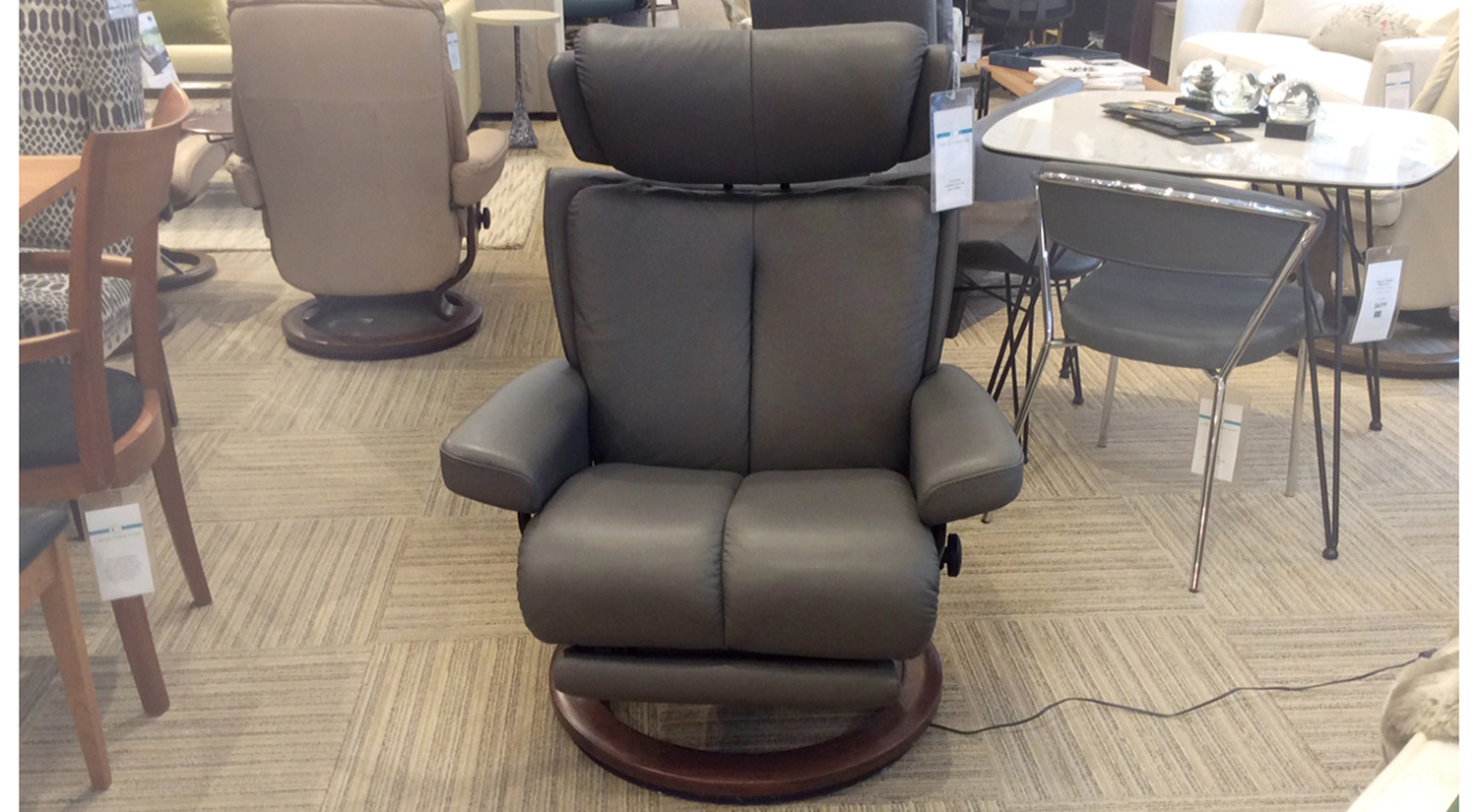 Magic Medium Stressless Chair w/Leg Comfort in Metal